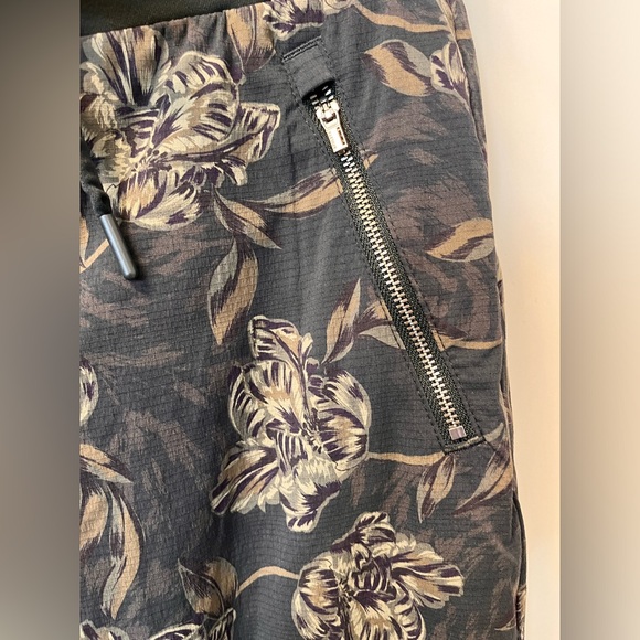 Athleta Green Floral Ankle Pants - Picture 4 of 14